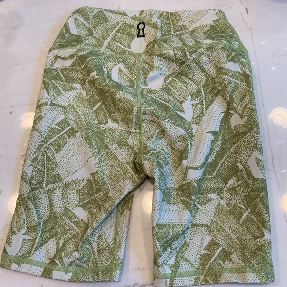 Cara Loren HIGH RISE BIKER SHORT - LEAF - Picture 4 of 6